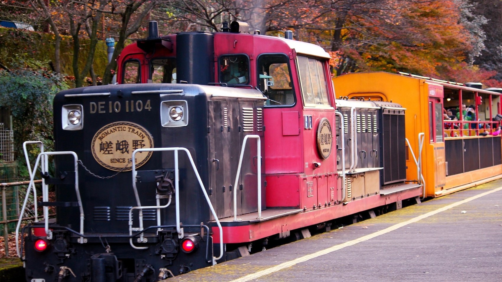嵯峨野トロッコ列車新緑や紅葉など嵯峨野の四季折々の風情を楽めます。