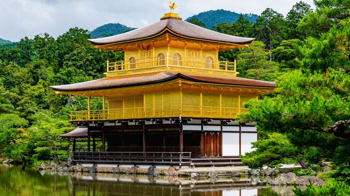金閣寺 金色に輝く舎利殿が有名な世界遺産。京都駅から市バスで約30分。