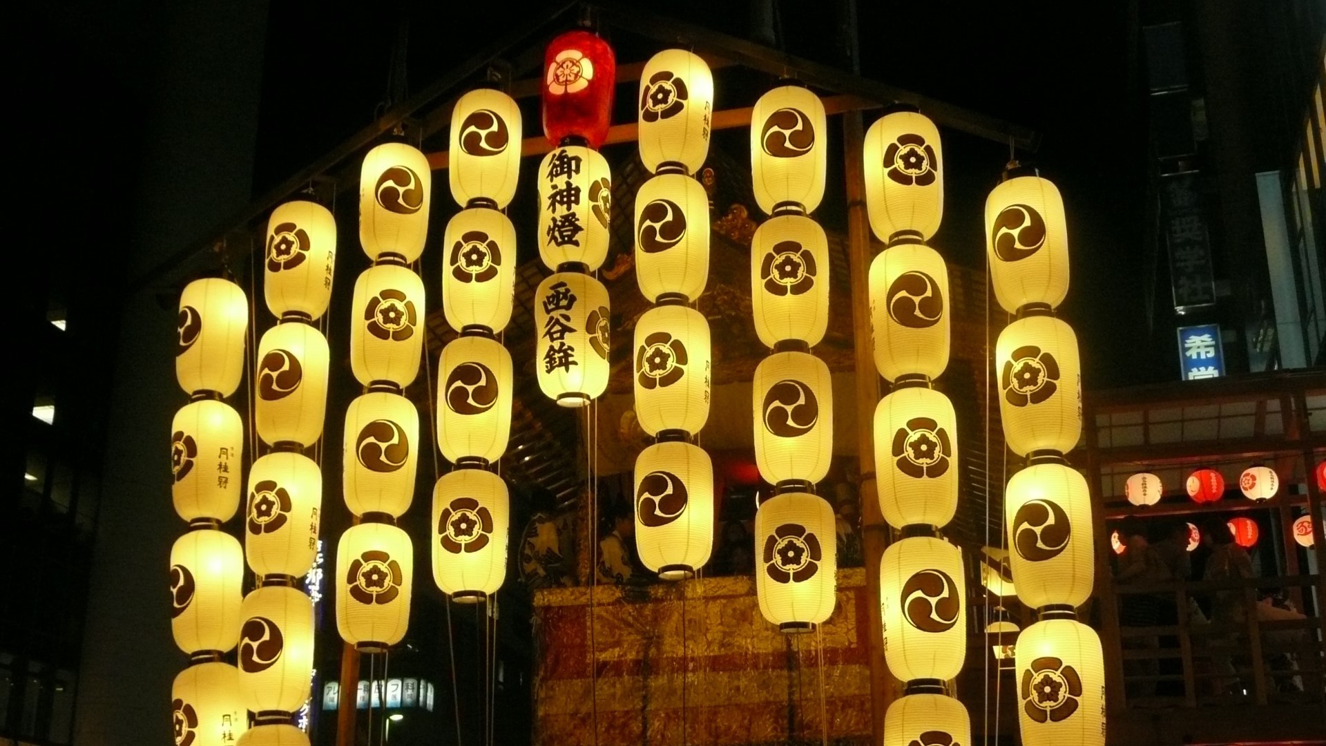 祇園祭コンコンチキチン、コンチキチン。祇園囃子の音色とともに7月の京都は祇園祭一色となります。