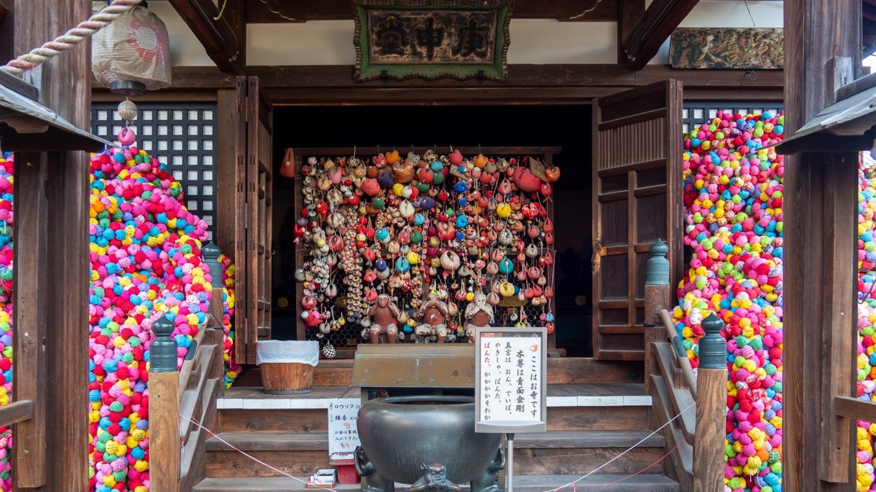 八坂庚申堂カラフルなくくり猿というお守りで彩られた神社。絶好のフォトスポットです。