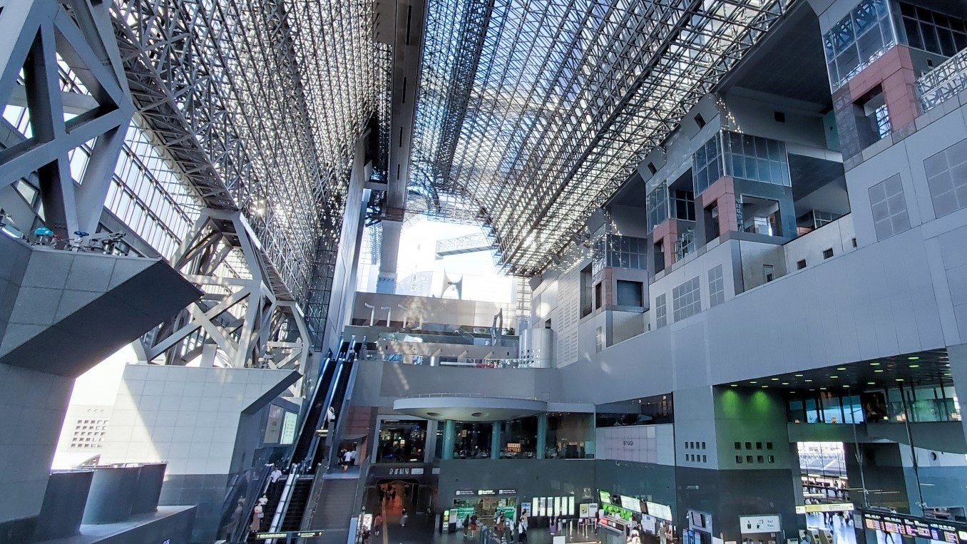 京都駅京都駅ビルのシンボルともいえる171段の大階段は隠れた観光スポットです。