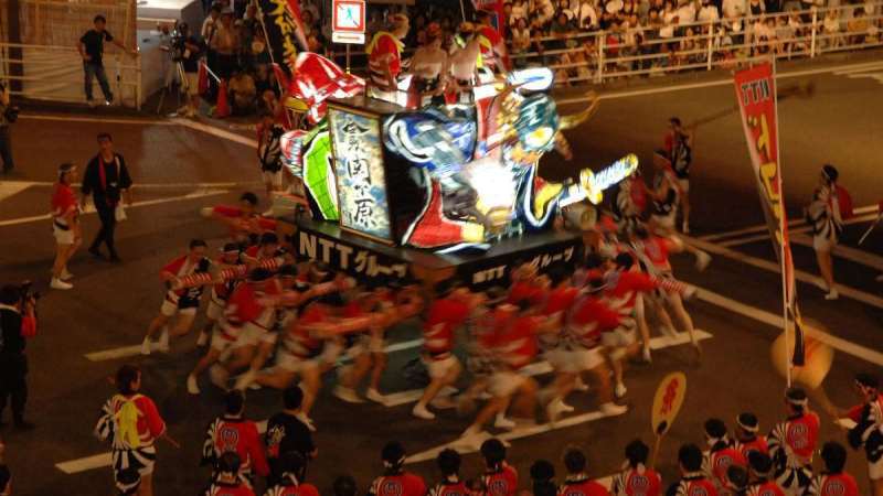 【府内戦紙】大分の夏の一大イベント！武者姿などをかたどった電飾の山車が威勢良く練り歩き、賑わいます