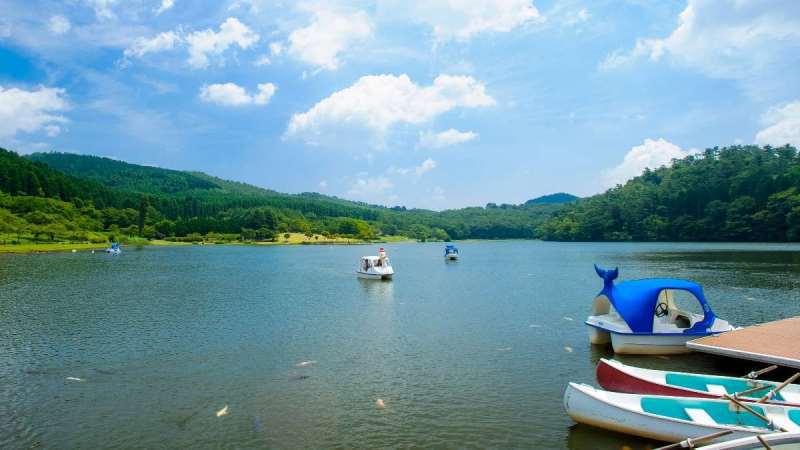 【志高湖】湖畔にはキャンプ場があり、湖面にはボートも浮かび１年を通して行楽客で賑います。