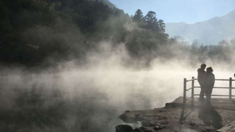 【金鱗湖】温泉の湧く湖で岳本の池ともいう。四季折々で姿を変える風景は散策に最適！