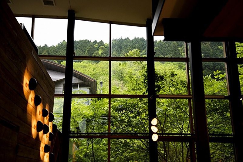 WOODSIDE dining高い天井とガラス張りの開放感あふれる空間のダイニングです。