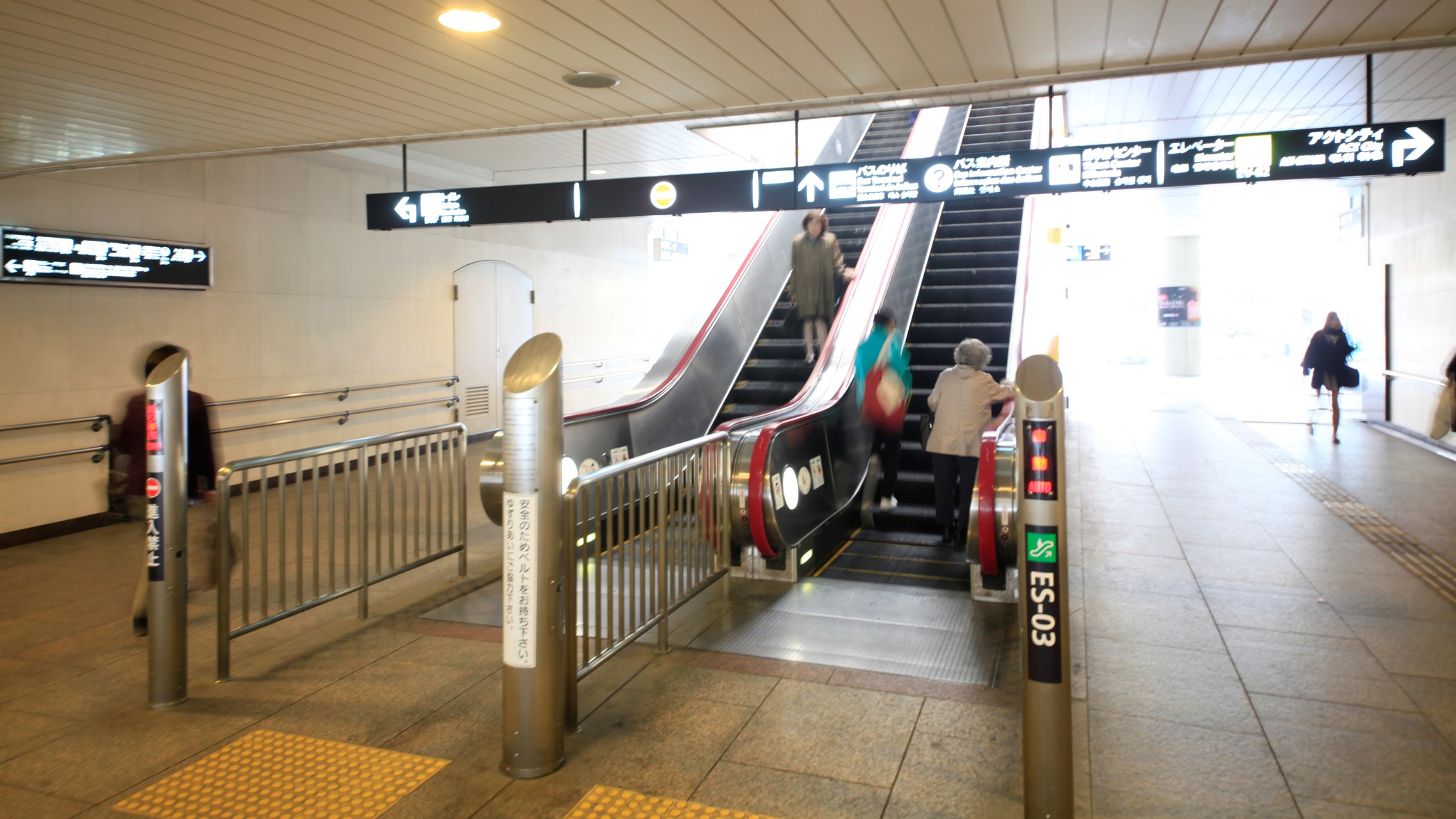 ⑦地下通路内エスカレーターを上る