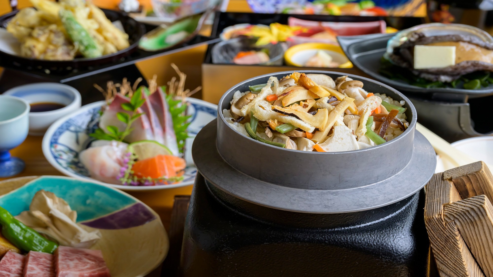 秋の人気食材松茸を釜飯でお召し上がりください。
