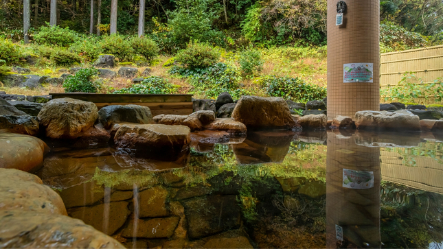 桧板と自然石を使った純日本風の露天風呂。 森林浴をしながらのんびりとかけ流しの源泉をご堪能下さい。