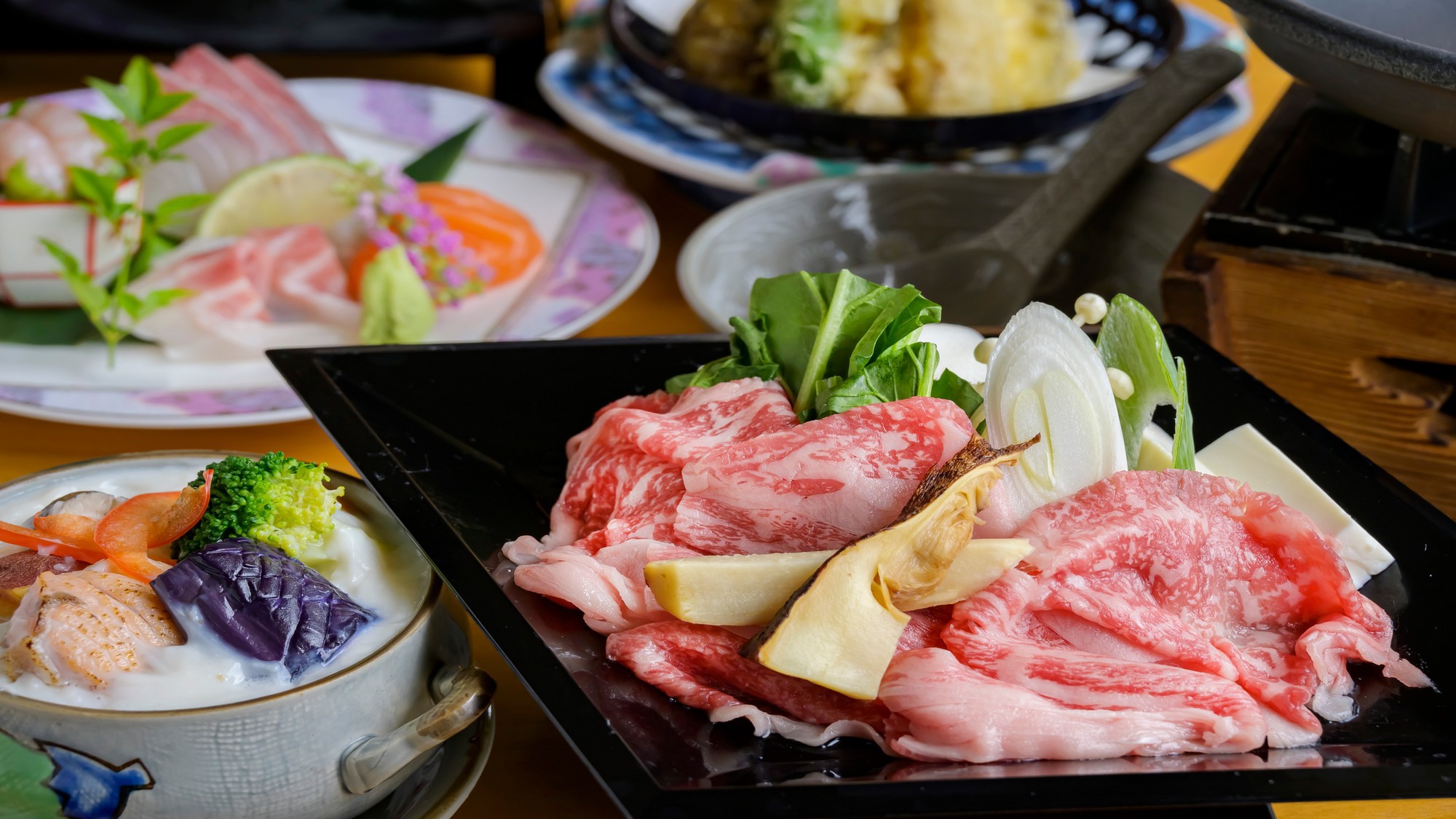 国産牛すき焼き&松茸入りで贅沢に！