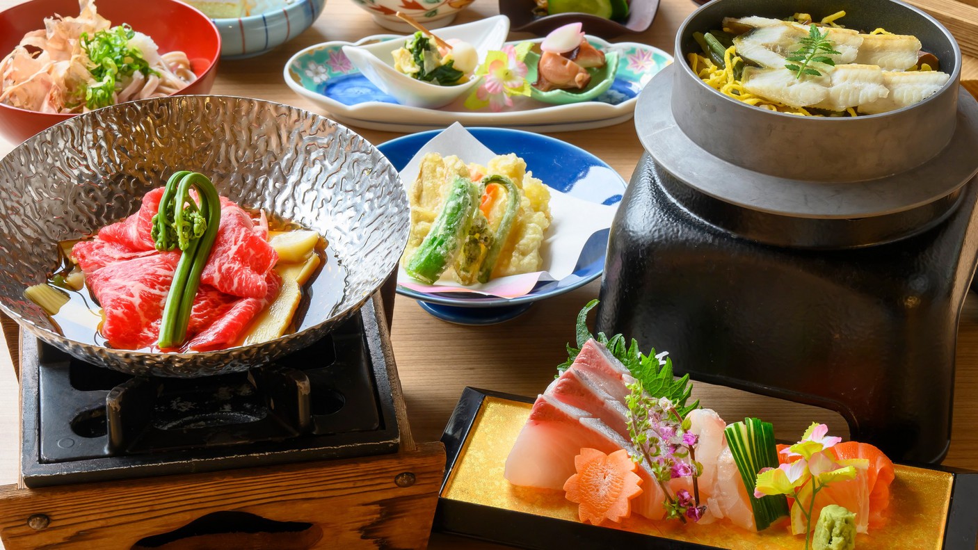 春の越前会席。牛肉山菜鍋に旬野菜の天ぷらなど、春薫る会席。