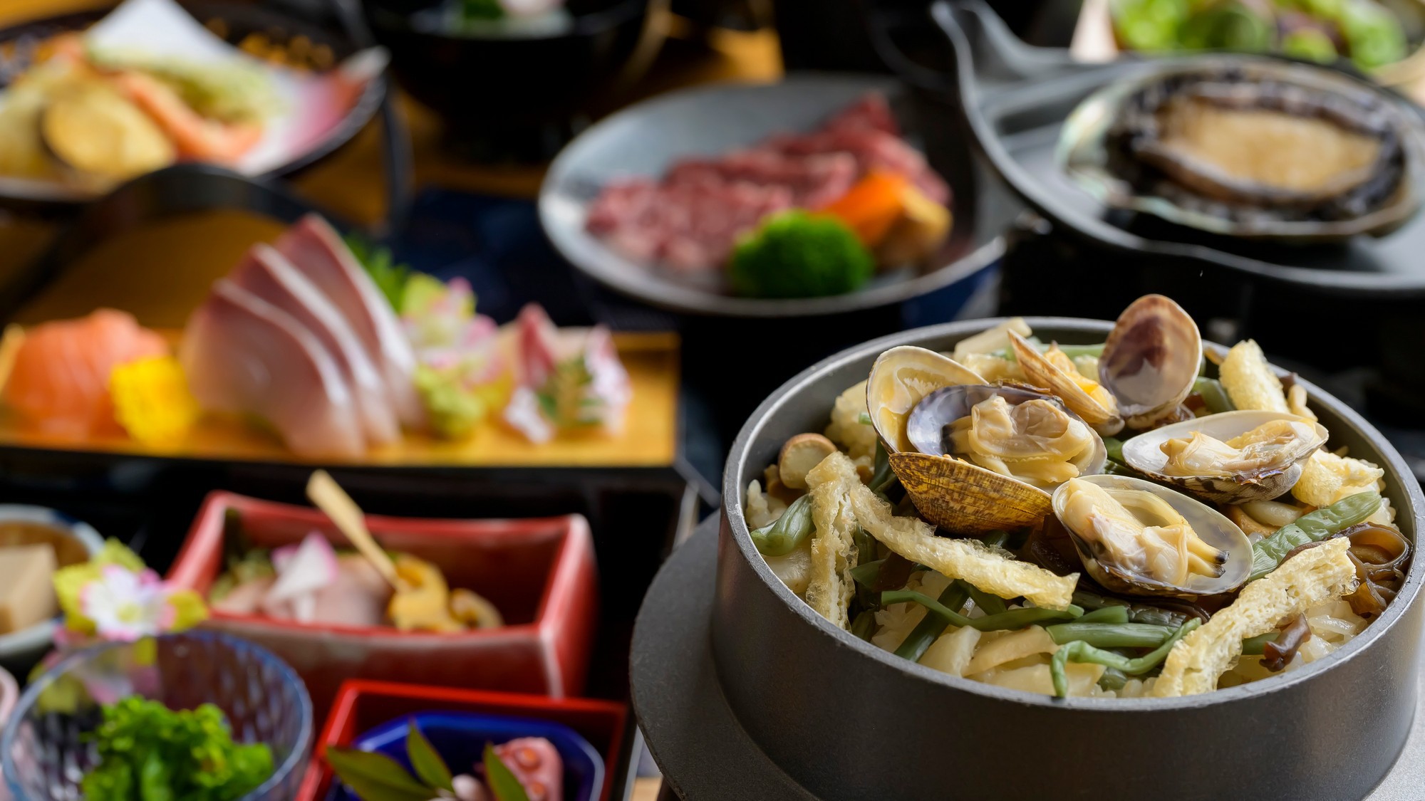 鮑・和牛カルビに加え、海の宝石と言われるほたるいかや旬のオーガニック野菜の天ぷらも【極み釜飯会席】
