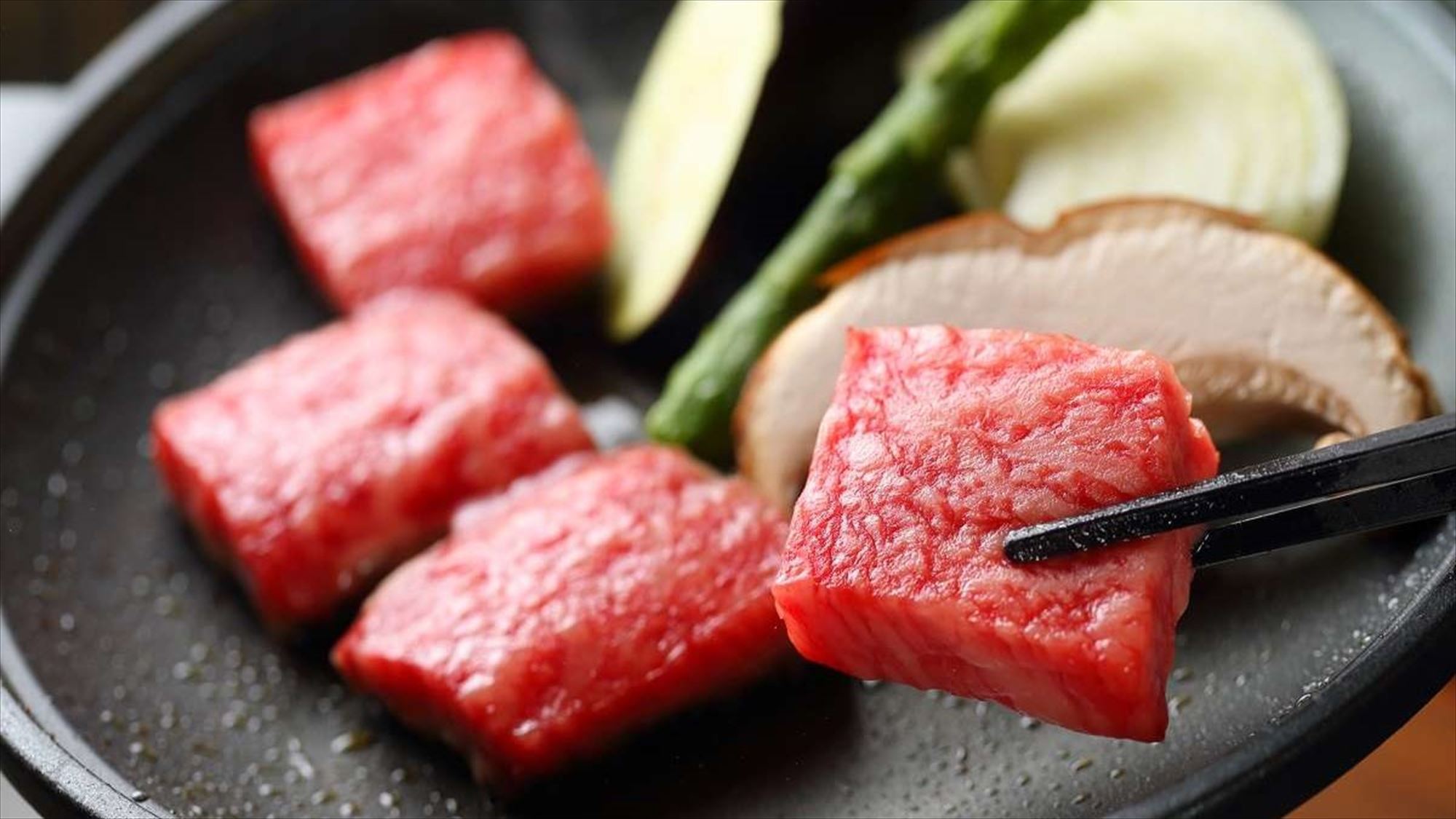 【夕食】おおいた和牛の陶板焼き。お肉が好きな方にはオススメです／写真は一例