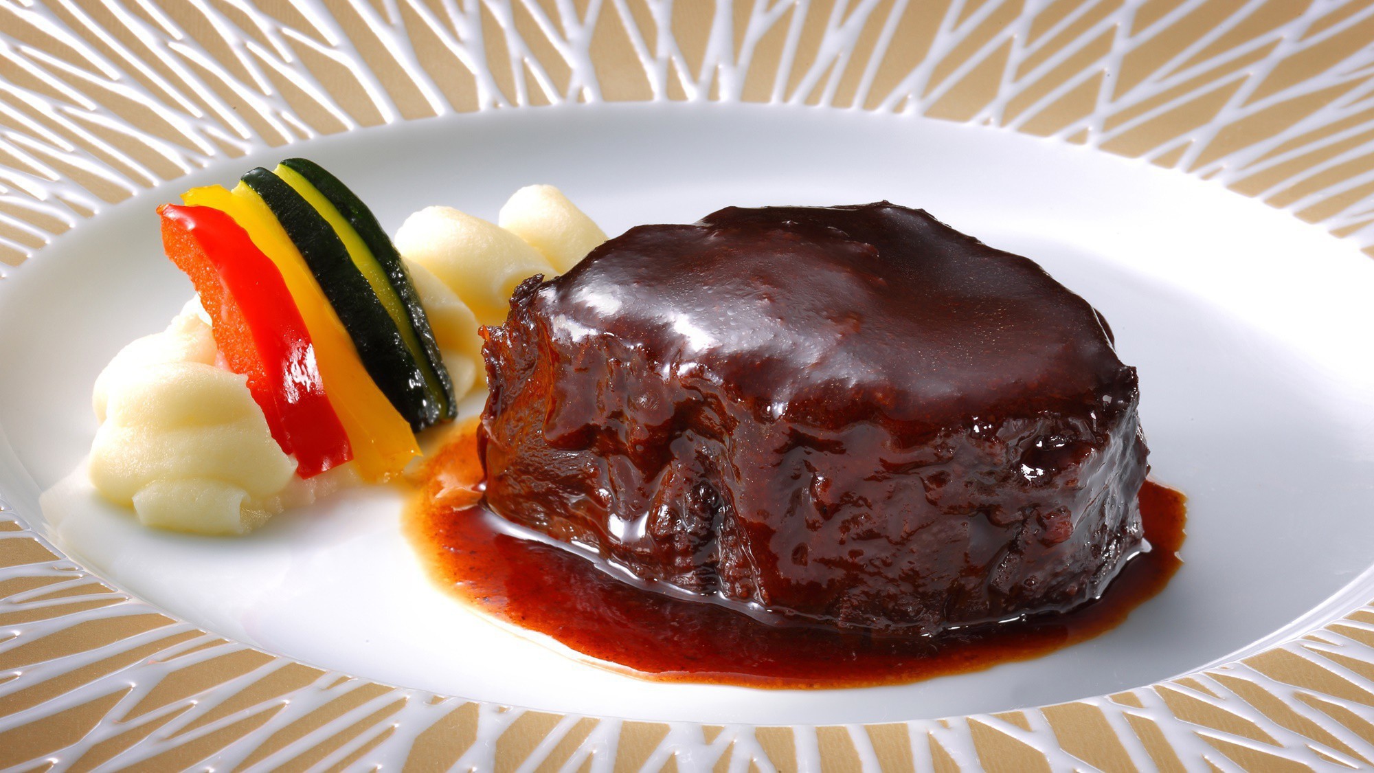 【肉料理】県産牛ホホ肉の赤ワイン煮込。山形県かみのやま産のワインを使用して作っております