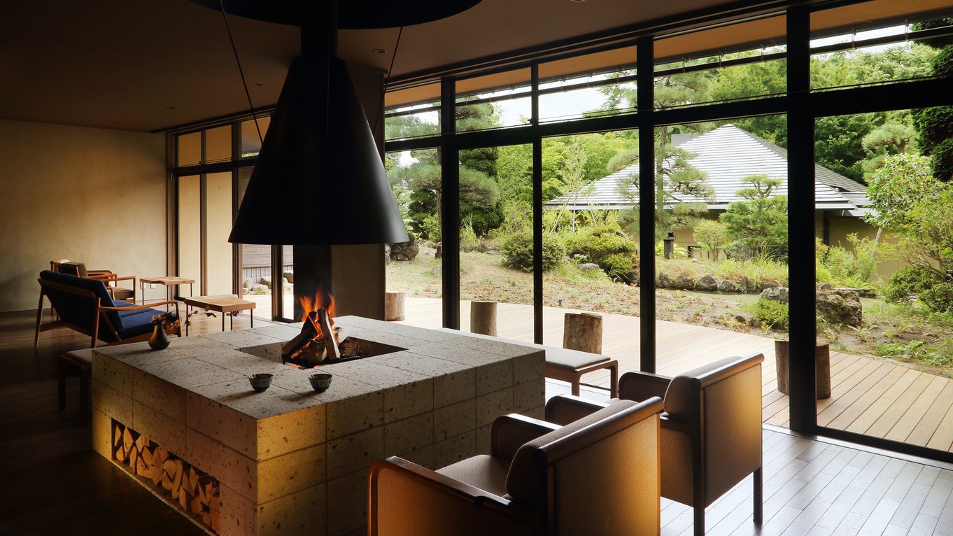 【館内ロビー】ナラ材の無垢板、手作りの山形県産くるみのテーブル、アンティーク家具などの森の音空間