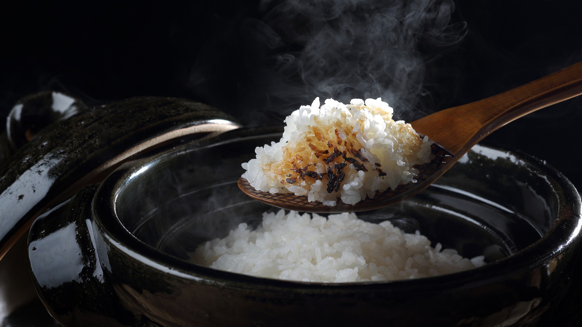 【朝食】お客様の時間に合わせて羽窯でお米を炊き上げております。味はもちろん、見た目も鮮やか朝食