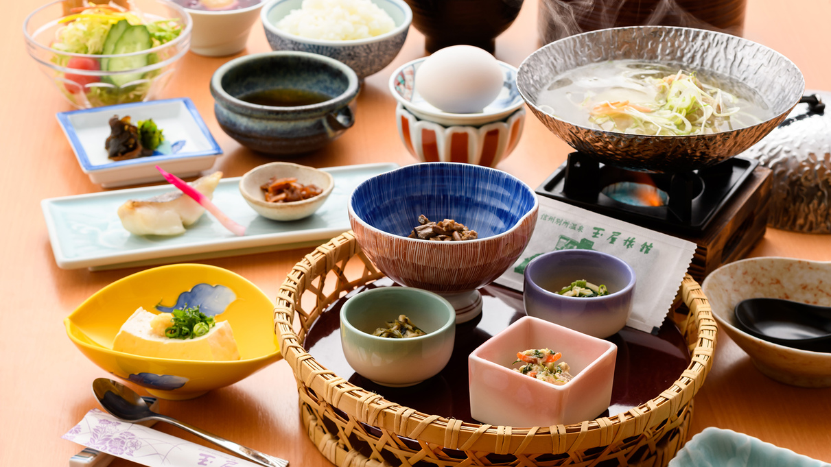 【朝食】地元産の美味しいお米で炊いたご飯がすすむお惣菜をご用意