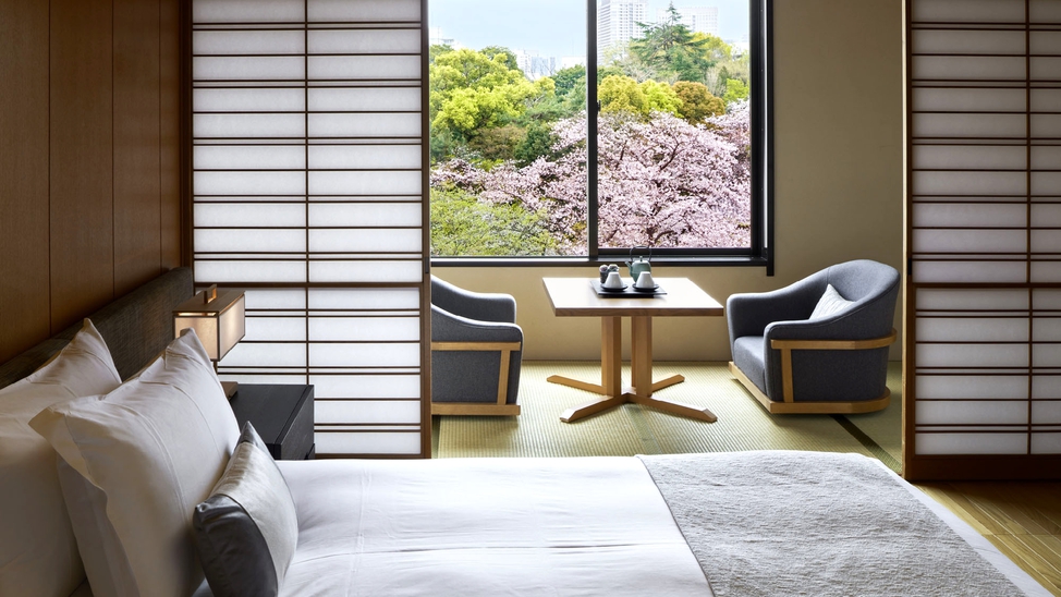 季節ごとに表情を変える日本庭園を窓一面に望むお部屋。 四季折々の自然をお愉しみいただけます（和室B）