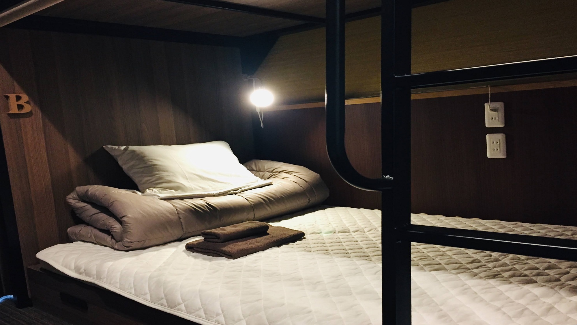 ファミリールーム  各ベッドにはライト・コンセントがあります。