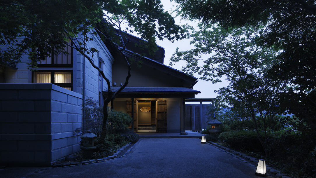 外観／山乃尾別邸 緑草は、金沢の市街地を一望する閑静な高台に佇む「和のオーベルジュ」です。