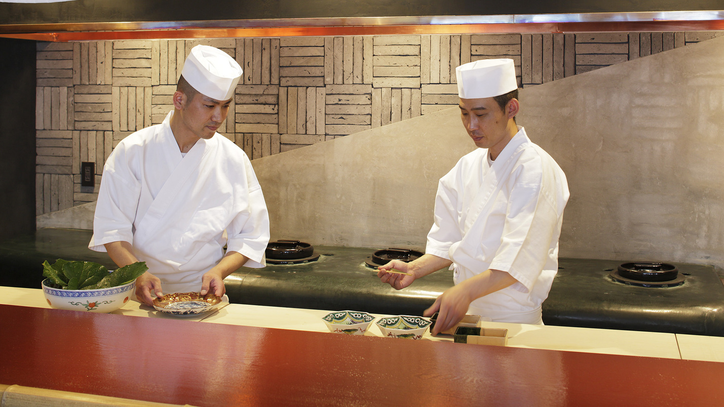 日本料理の伝統と金沢の山海の恵み、郷土に伝わる料理を新しい形で表現します。