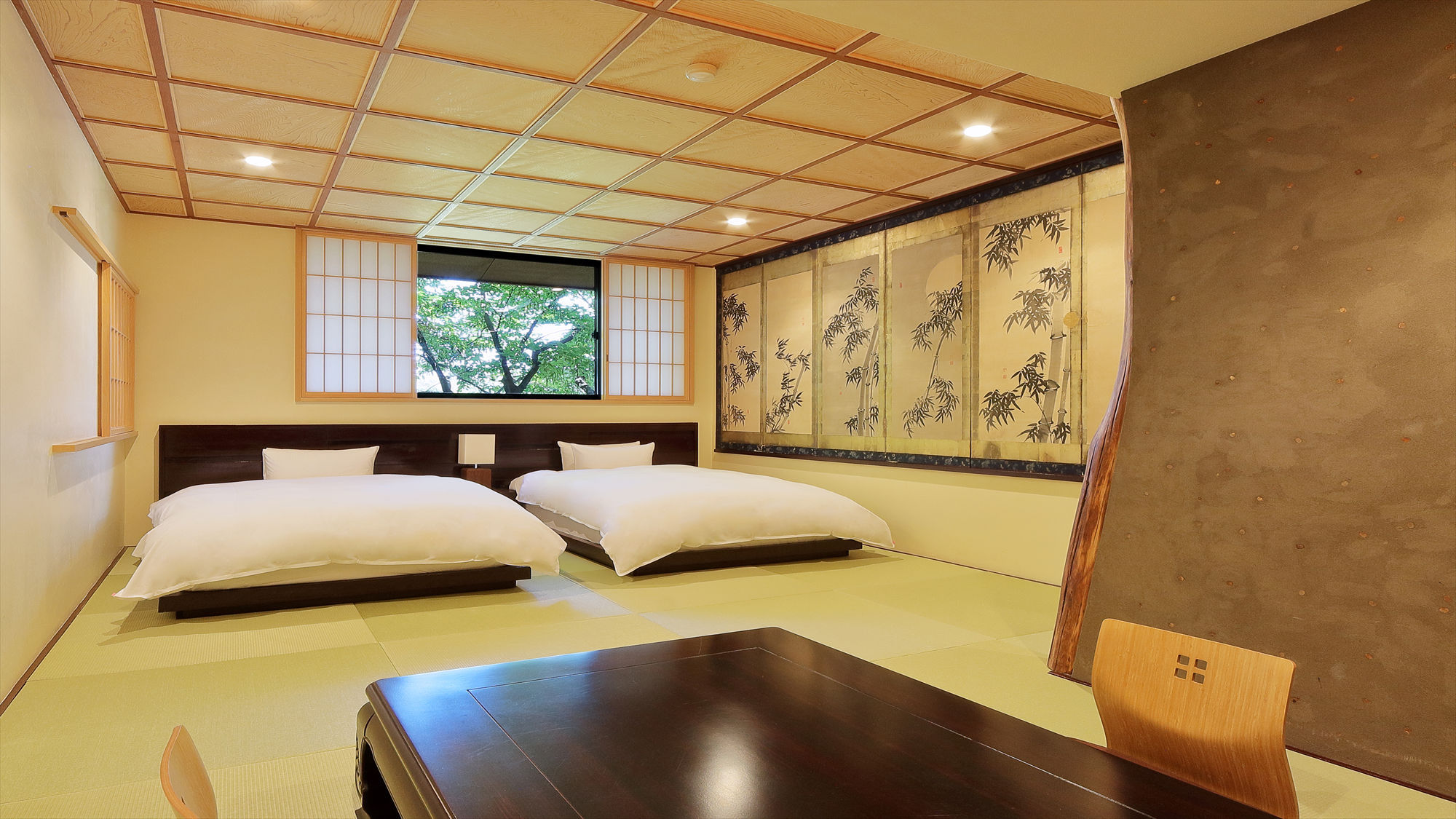 虎ノ尾（とらのお）／竹の屏風絵が配された眺望の良い落ち着きあるお部屋。