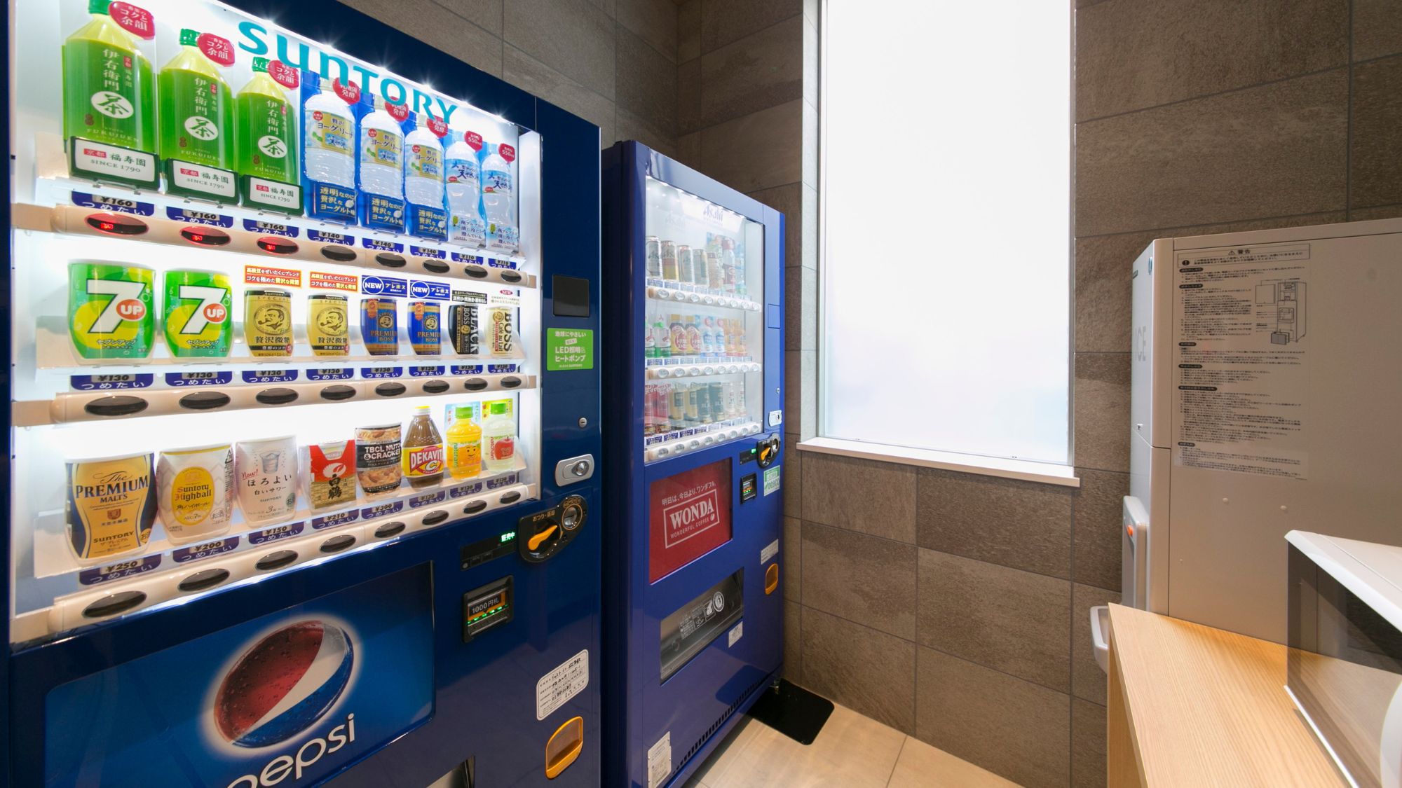 館内施設｜1F・自動販売機（アルコール各種あり）