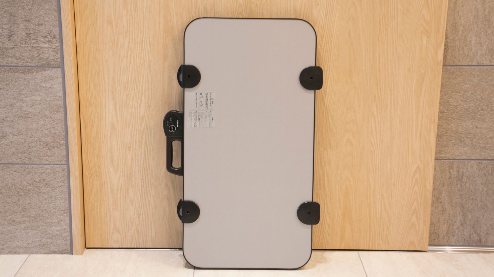 貸出備品｜ズボンプレッサー（各階エレベーター横に設置）