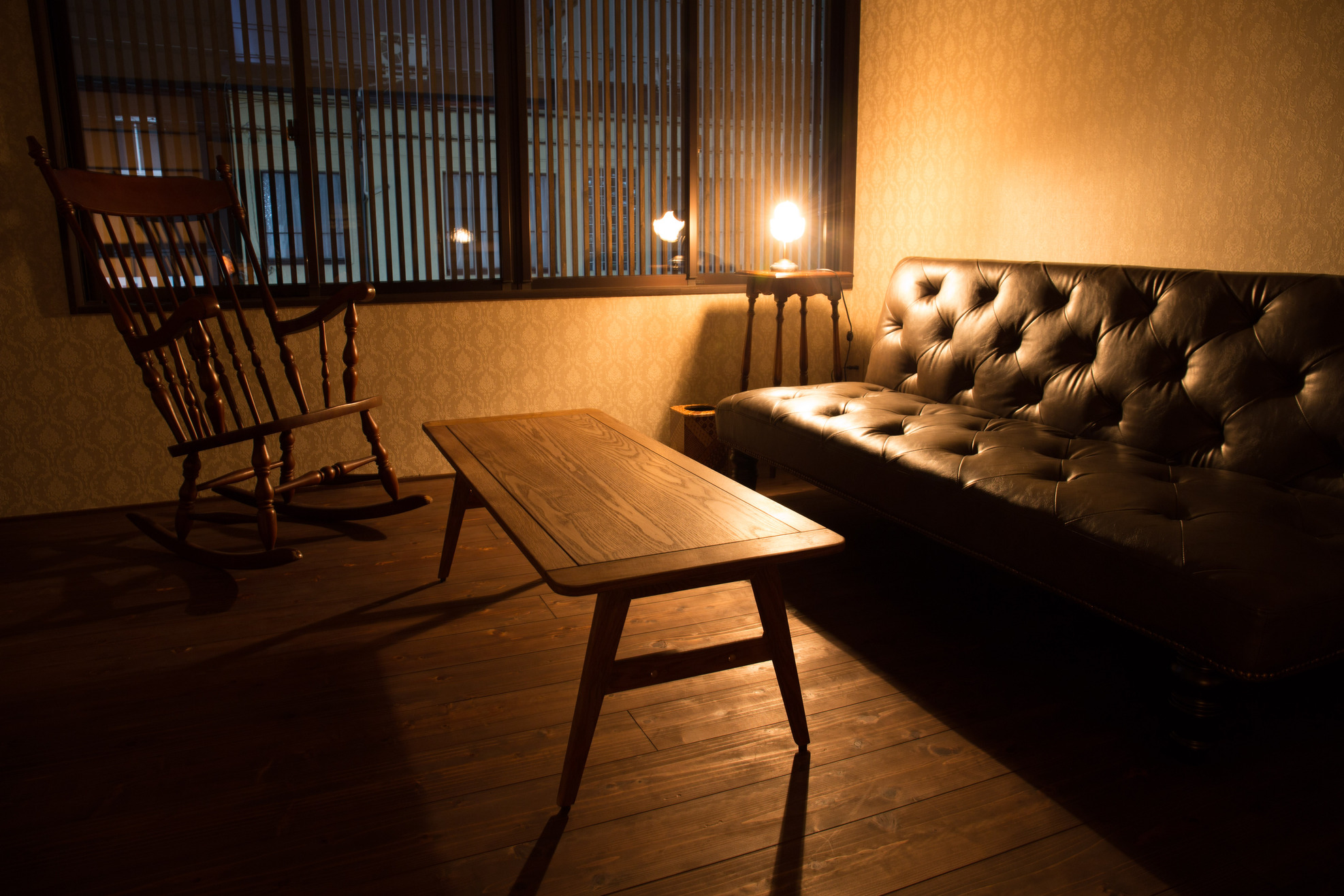 【二階洋室】それぞれお部屋にはアンティークな間接照明をご用意しています。