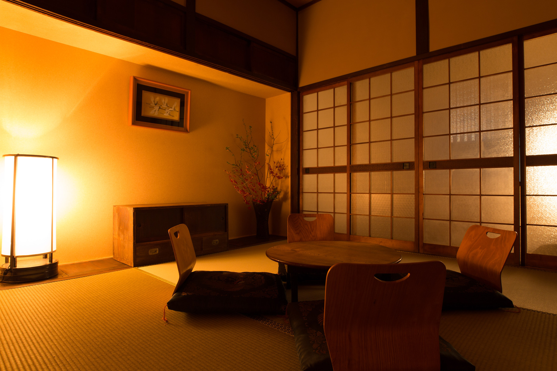 【二階和室】行燈からの灯りが、京都の滞在をより一層感じていただけます。