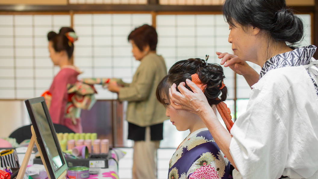 【着付けプラン】ヘアメイク・着付けの光景。お泊りのお部屋で納得ゆくまで