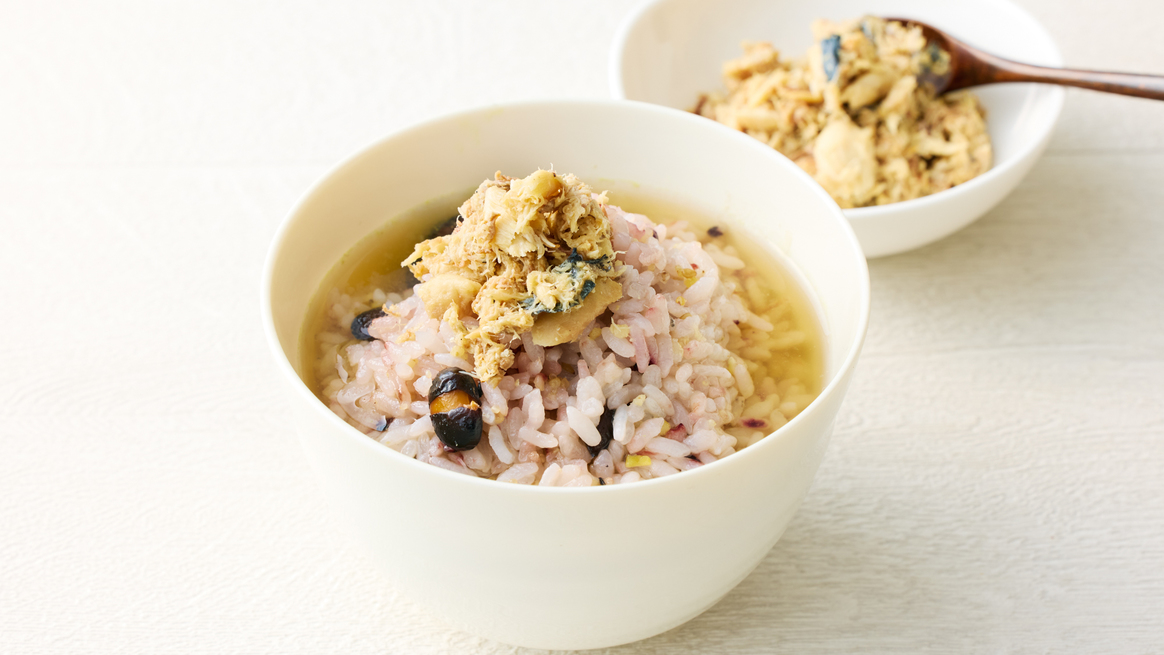 【だし彩ごはん(平日限定)】雑穀米に鯖フレークとブイヨンスープをかけて楽しむアレンジメニュー