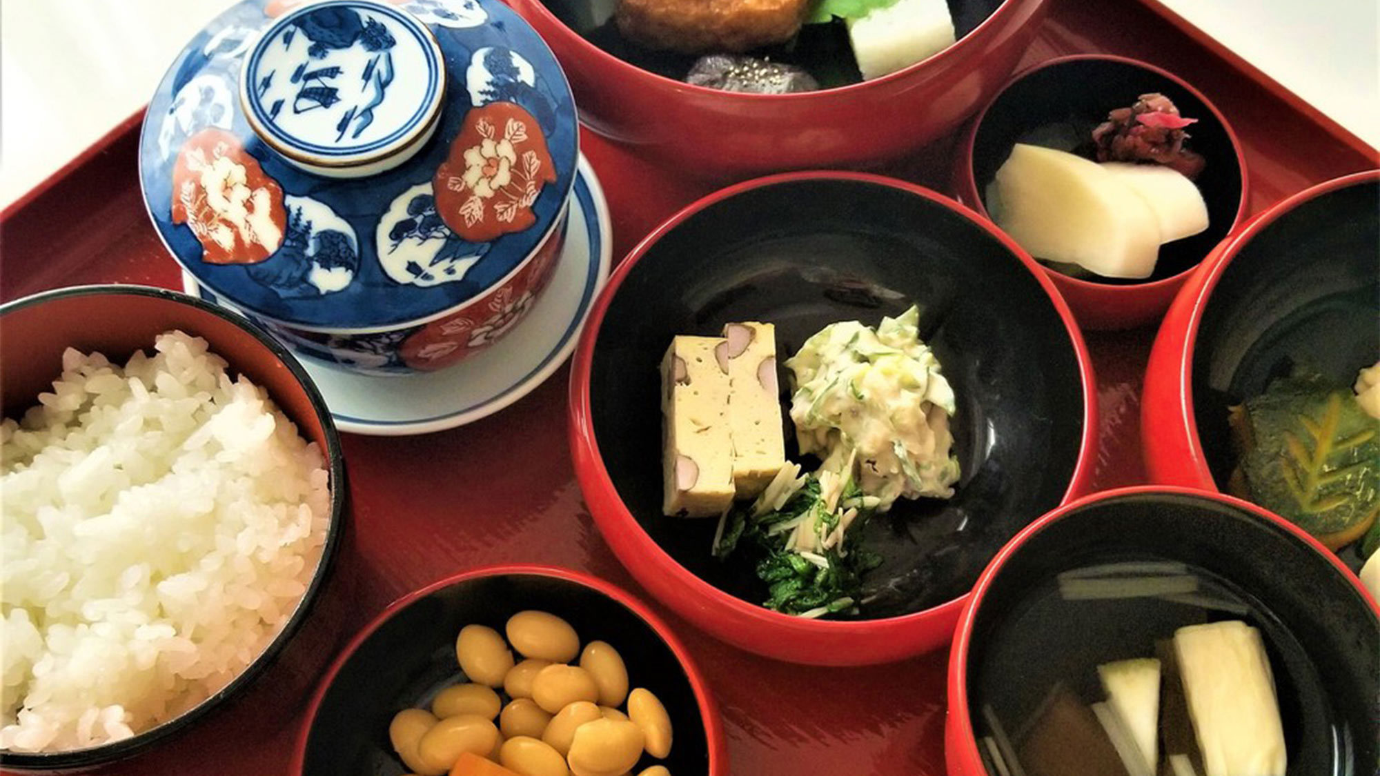・＜朝食＞京都らしい旬のお料理が並び、目でもお楽しみいただけます