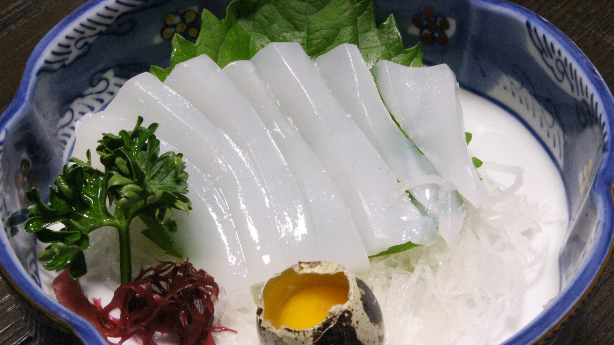 *【夕食一例】水イカのお造り。鶉卵とあわせるとまろやかに♪