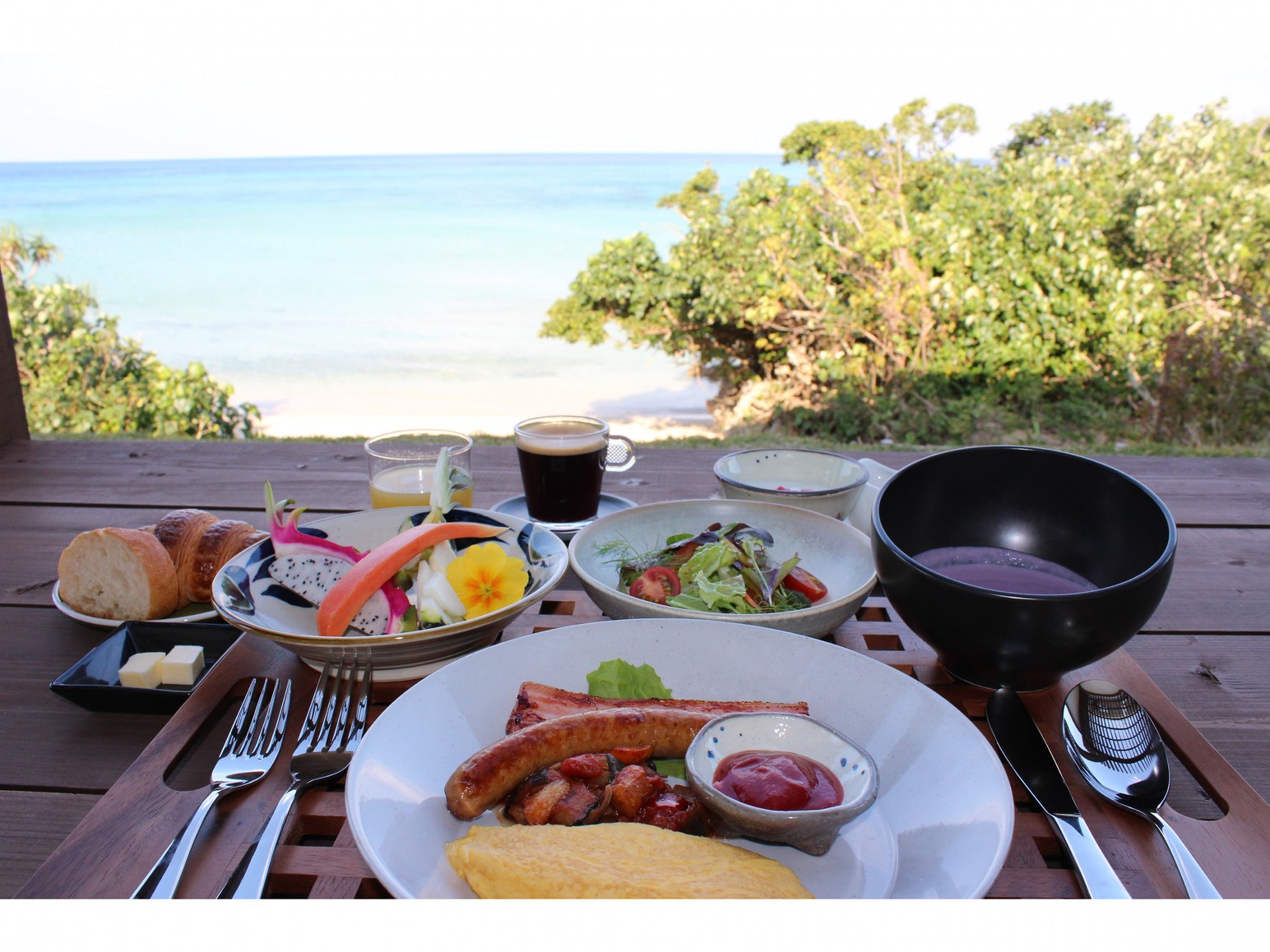 朝食〜 フレッシュな朝食と美ら海の絶景で、朝から元気をチャージいただけます♪ 〜