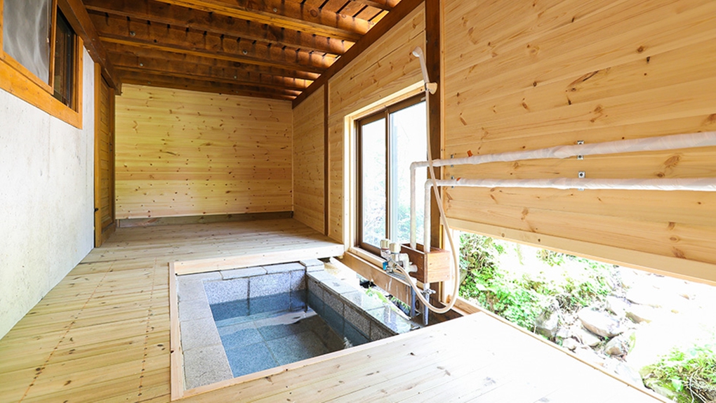 *【ログハウス14の棟】横に流れるせせらぎを眺めながら入れる屋根付きの露天風呂。