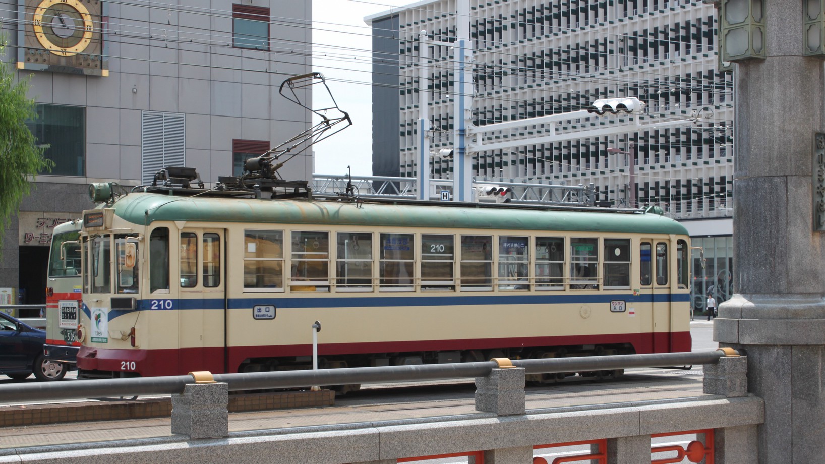路面電車：外国の街を実際に走っていた電車も市内を走っています。