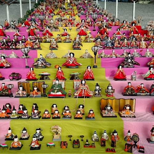 伊豆高原駅の雛人形】約370体が展示されています。（期間限定）