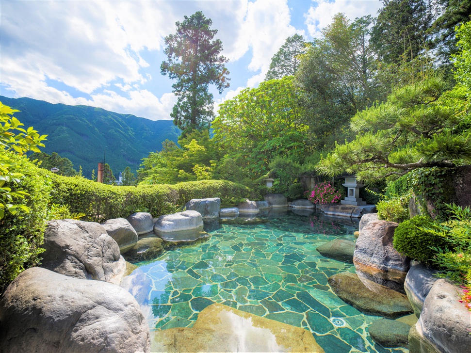 【露天風呂山渓之湯】自然に囲まれた当館の露天風呂。解放感あふれる景色と共に楽しむ。
