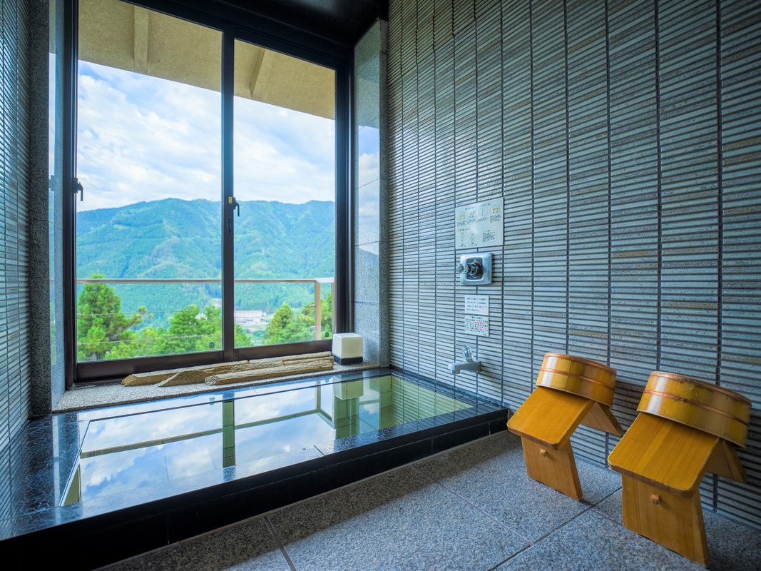 【景山荘】窓は全面開放できる仕掛、夏には飛騨の山々の緑を、冬には雪景色を愛でながらのご入浴を楽しむ。