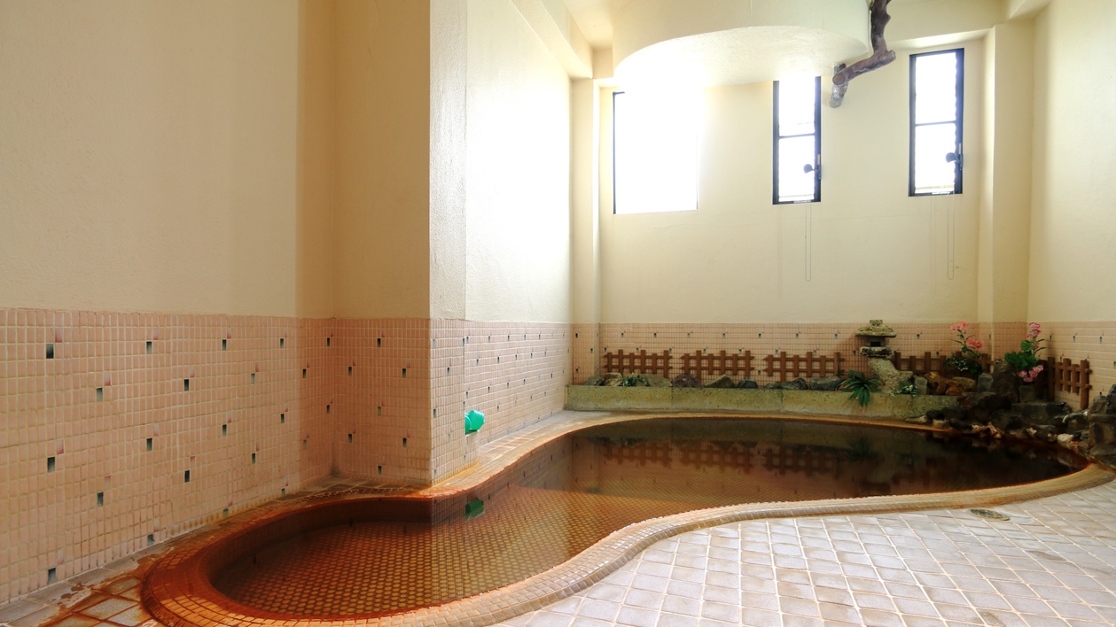 1階「石の湯朱い湯花の鉄泉」昔ながらのレトロな雰囲気。鉄泉源泉かけ流し