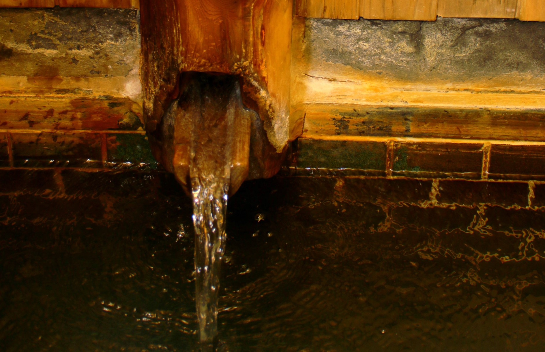 2階「檜湯白い湯の花の硫黄泉」木の温もりに囲まれた浴室。硫黄泉源泉かけ流し