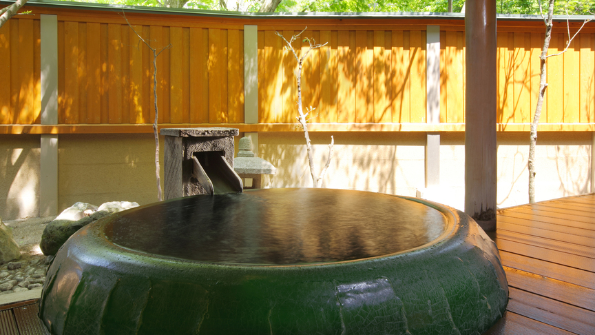 庭園露天風呂「青陶器の湯」