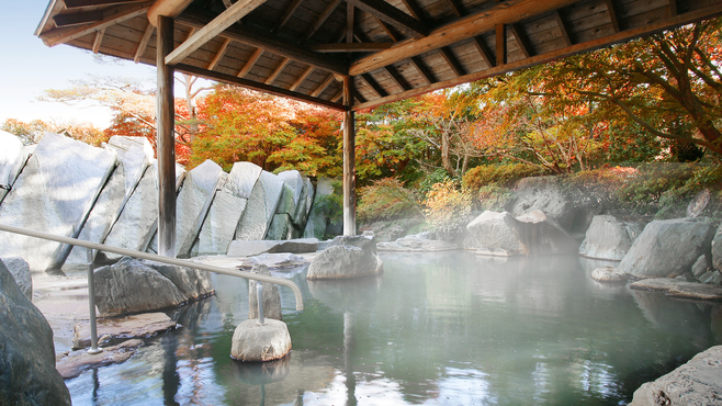 緑水亭ならでは！紅葉がきれいな露天風呂