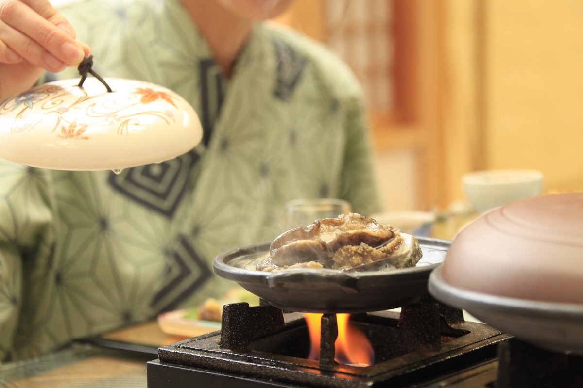 緑水御膳プランのメイン料理「活き鮑の酒蒸し」