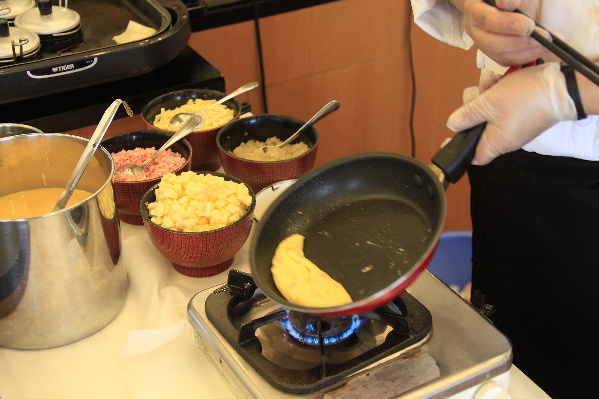 朝食バイキングシェフ目の前で作るオムレツクルッ！