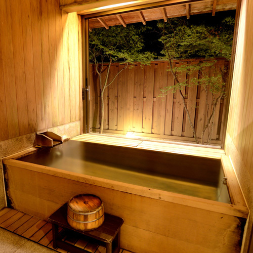 【東館B1・無料貸切露天風呂・二人静】ヒノキとヒバの木のぬくもりを感じます。カップルに人気です。