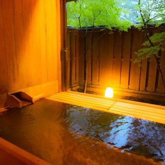 【東館B1・無料貸切露天風呂・二人静】抗菌作用のあるヒバ材を浴槽に使っています3