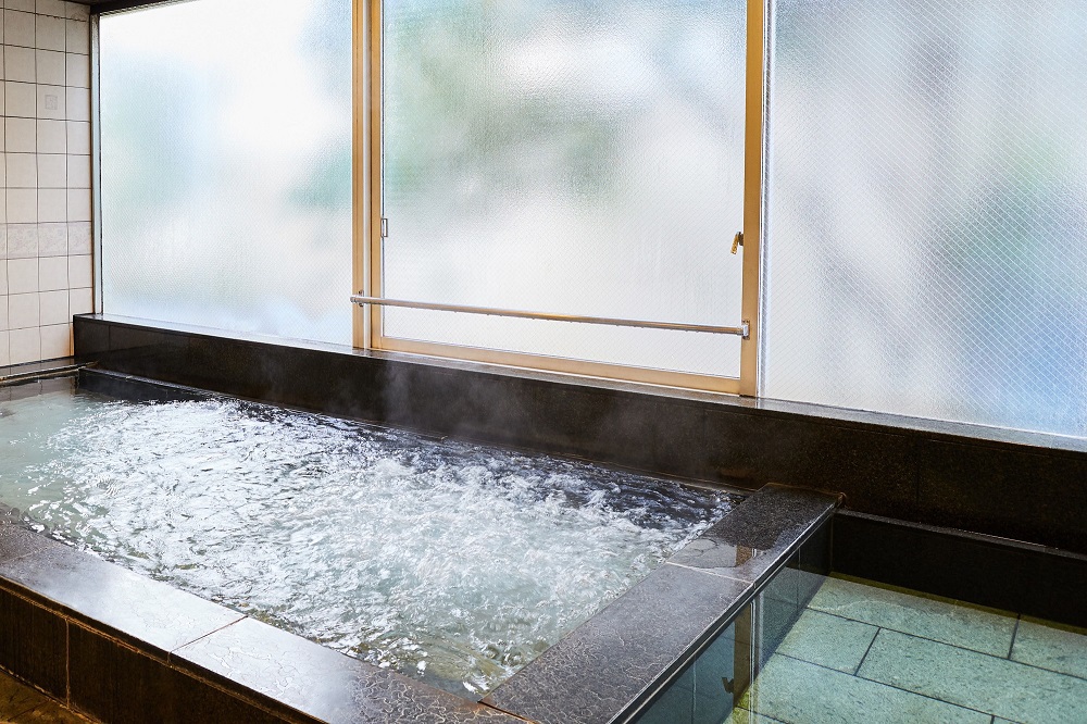 【大浴場】人工的にミネラル分を添加した温泉大浴場