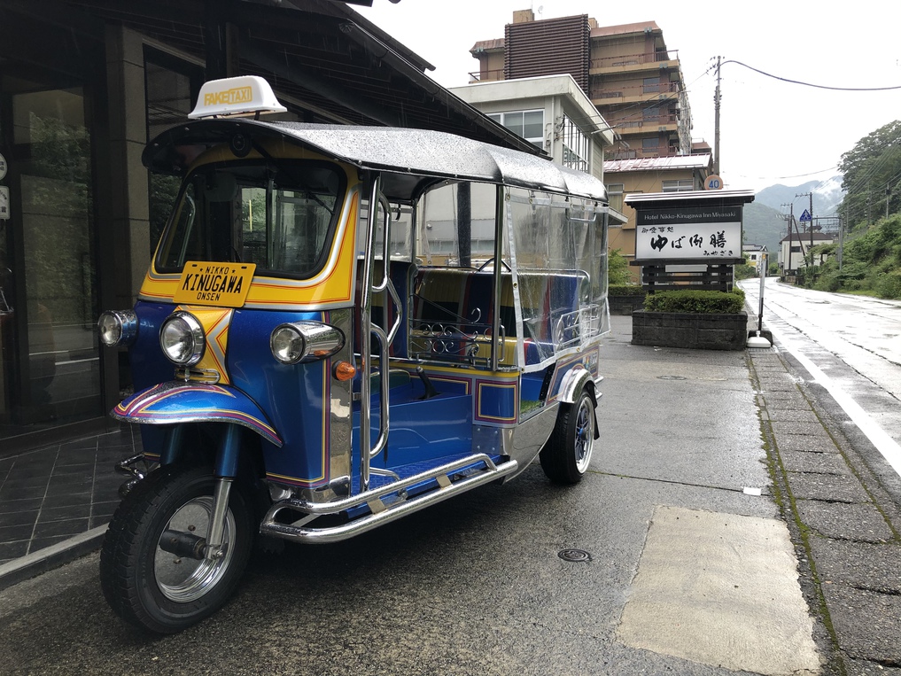 トゥクトゥクは雨避け完備