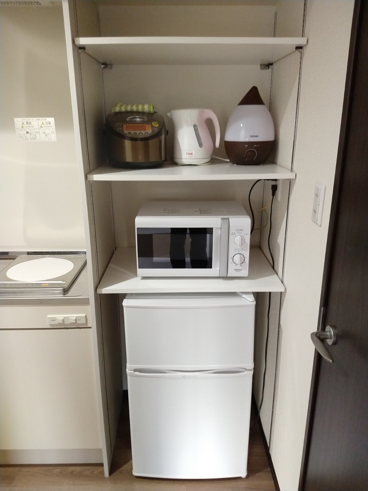 Wタイプ冷蔵庫・電子レンジ・炊飯器・加湿器あります。出前やケータリングも可能。